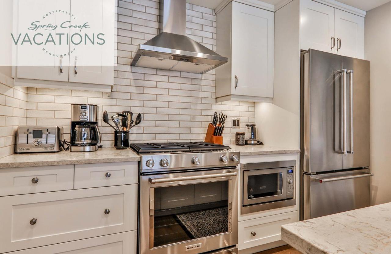 White Spruce Lodge By Spring Creek Vacations Канмор Номер фото